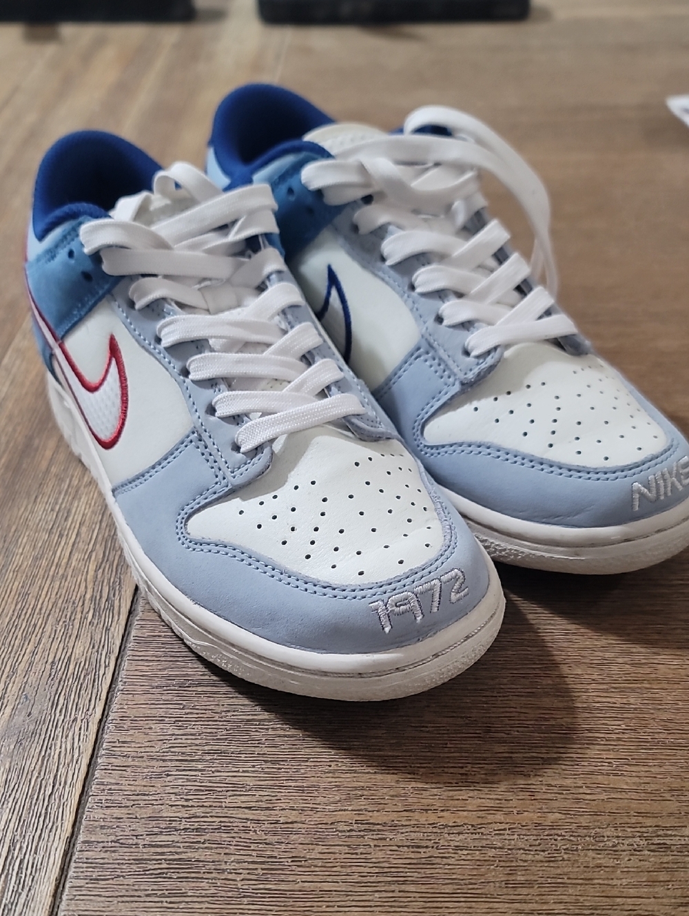 Nike GS DUNK Kids Low-Top Sneakers in White, Light Blue and Red Accent